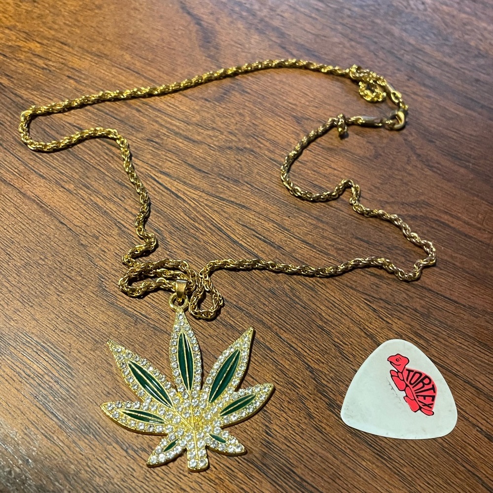 💨 Rhinestone Weed Cannabis Pendant Necklace Gold Color Chain Crab Clasp 💨